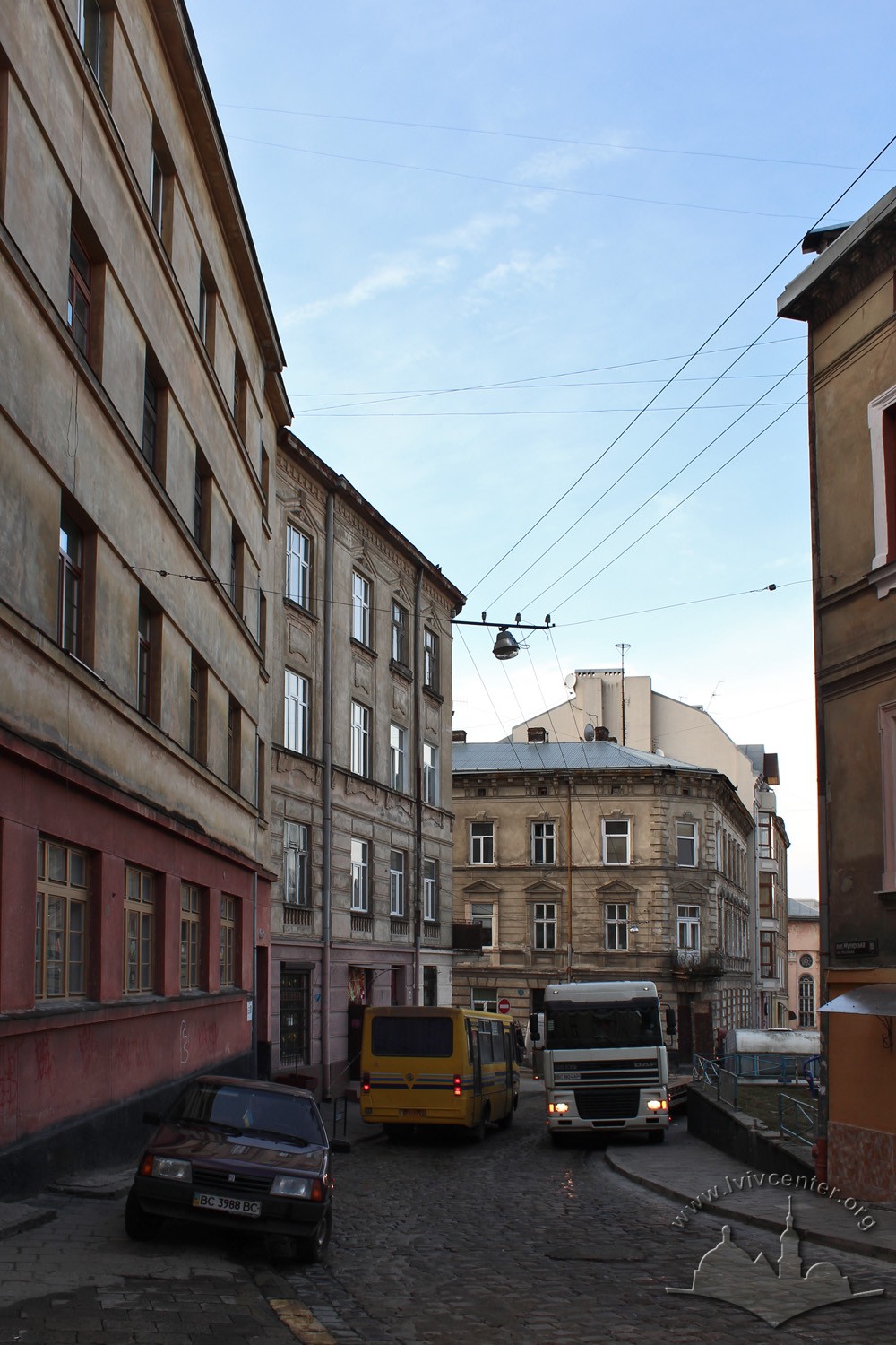 Vul. Starotandentna (Old Junkman's), now called vul. Muliarska. A view towards west and the Sv. Teodora square/Photo courtesy of Olha Zarechnyuk, 2016