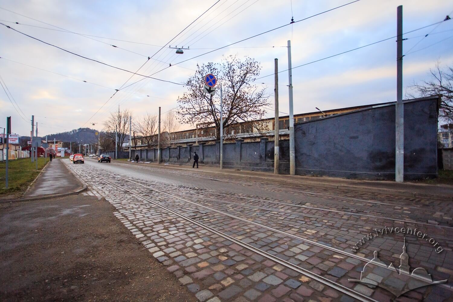 Vul. Promyslova, 29. Behind the fence on the right – the tram depot building which does not function today/Photo courtesy of Nazarii Parkhomyk, 2015