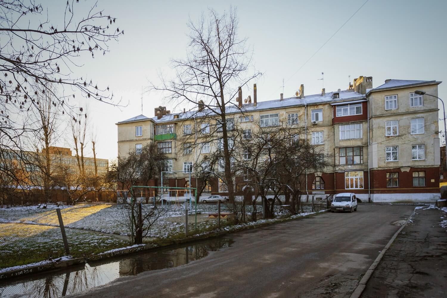 Vul. Promyslova, 31. Building constructed for tram depot workers. The road that leads from vul. promyslova to these buildings/Photo courtesy of Nazarii Parkhomyk, 2015
