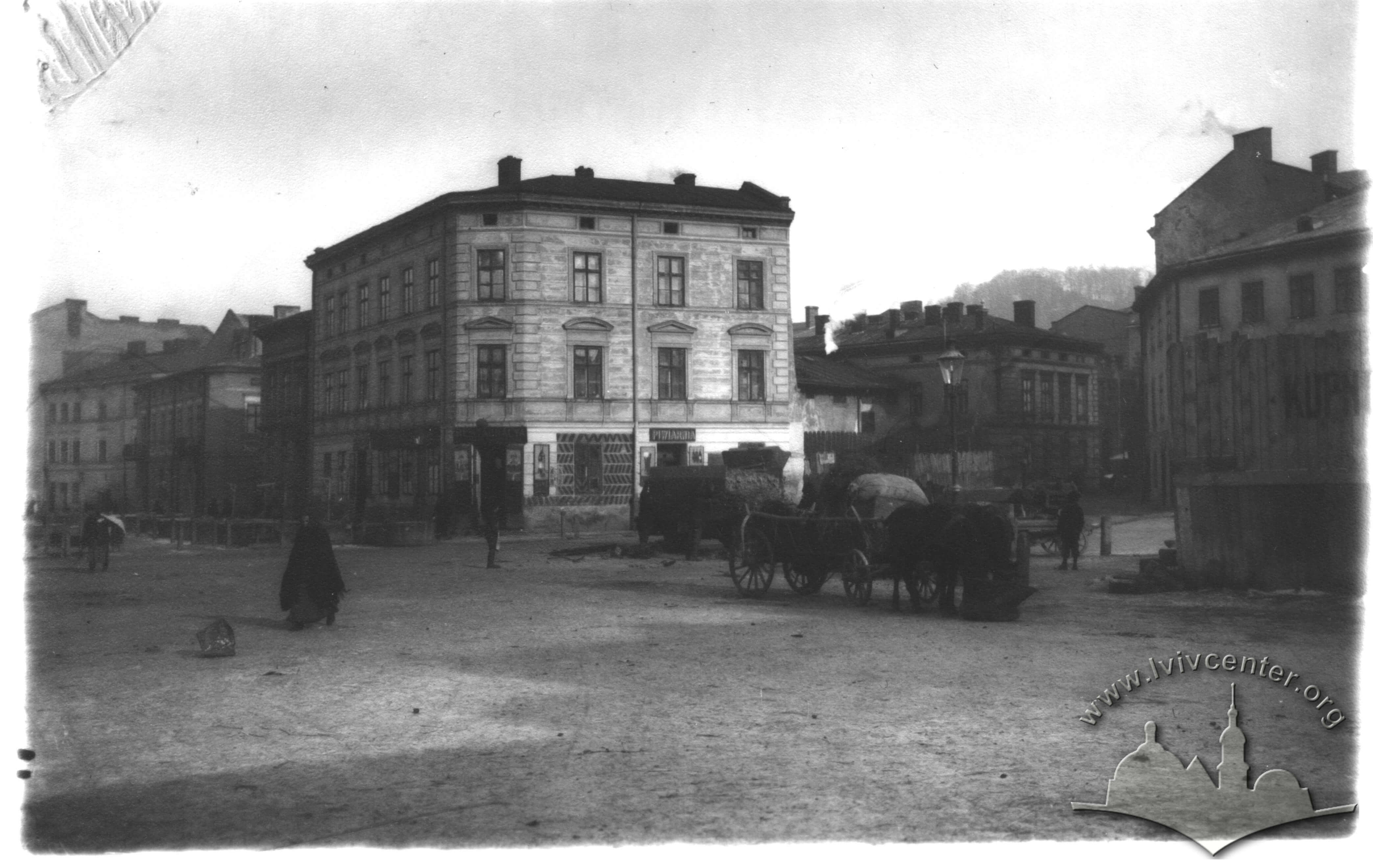 Pl. Rizni (pl. Rzeźni) in 1910-1914. A view towards ul. Łamana (inexistent today) which connected pl. Rzeźni and ul. Łazienna (now vul. Lazneva)/From the collection of Yuriy Karmazin