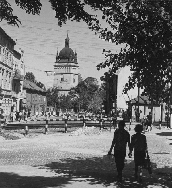 Вул. Б. Хмельницького в районі перетину її залізничною колією. 1964 рік./Фото з приватної колекції Михайла Цімермана