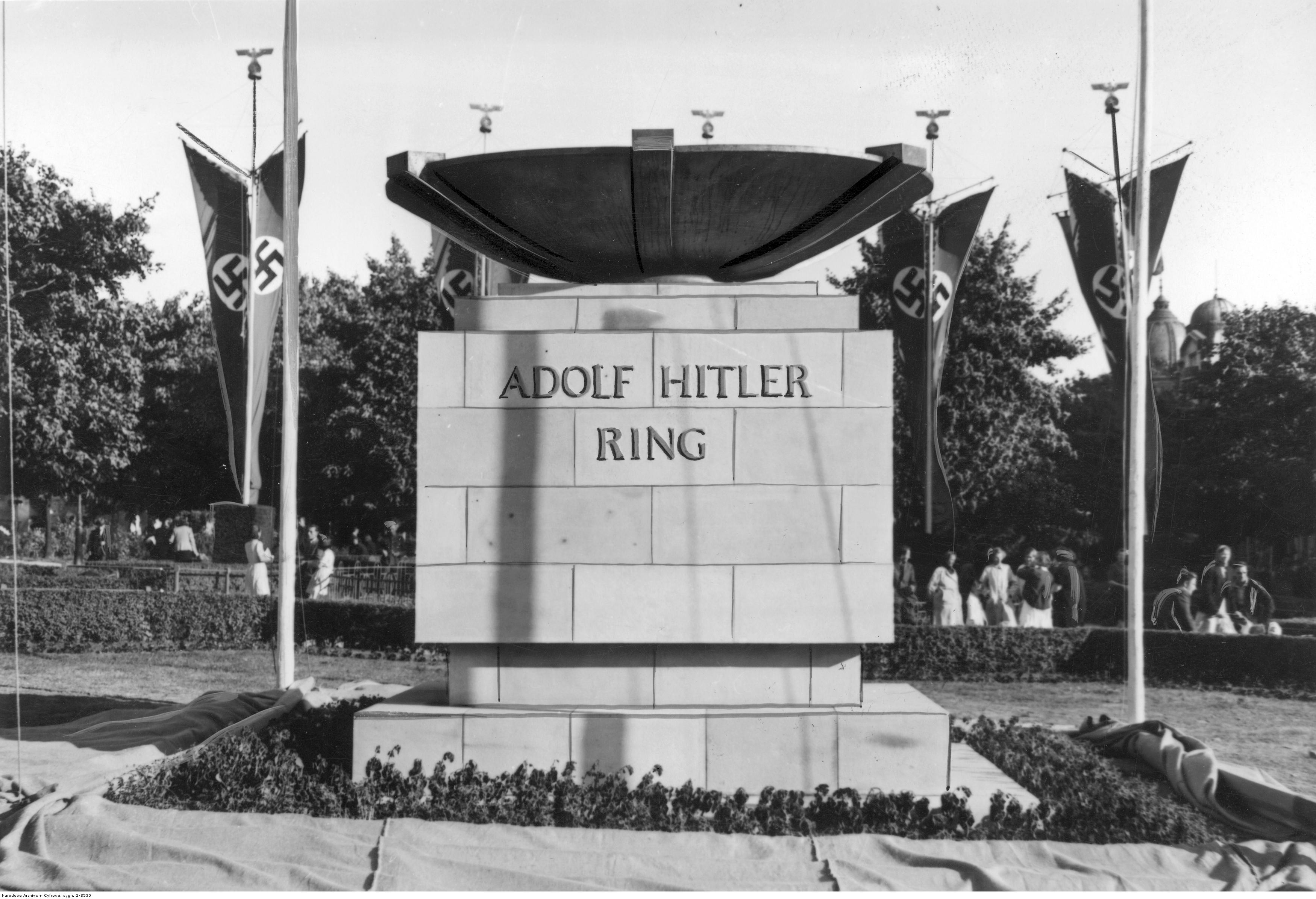 Был ли памятник гитлеру в германии